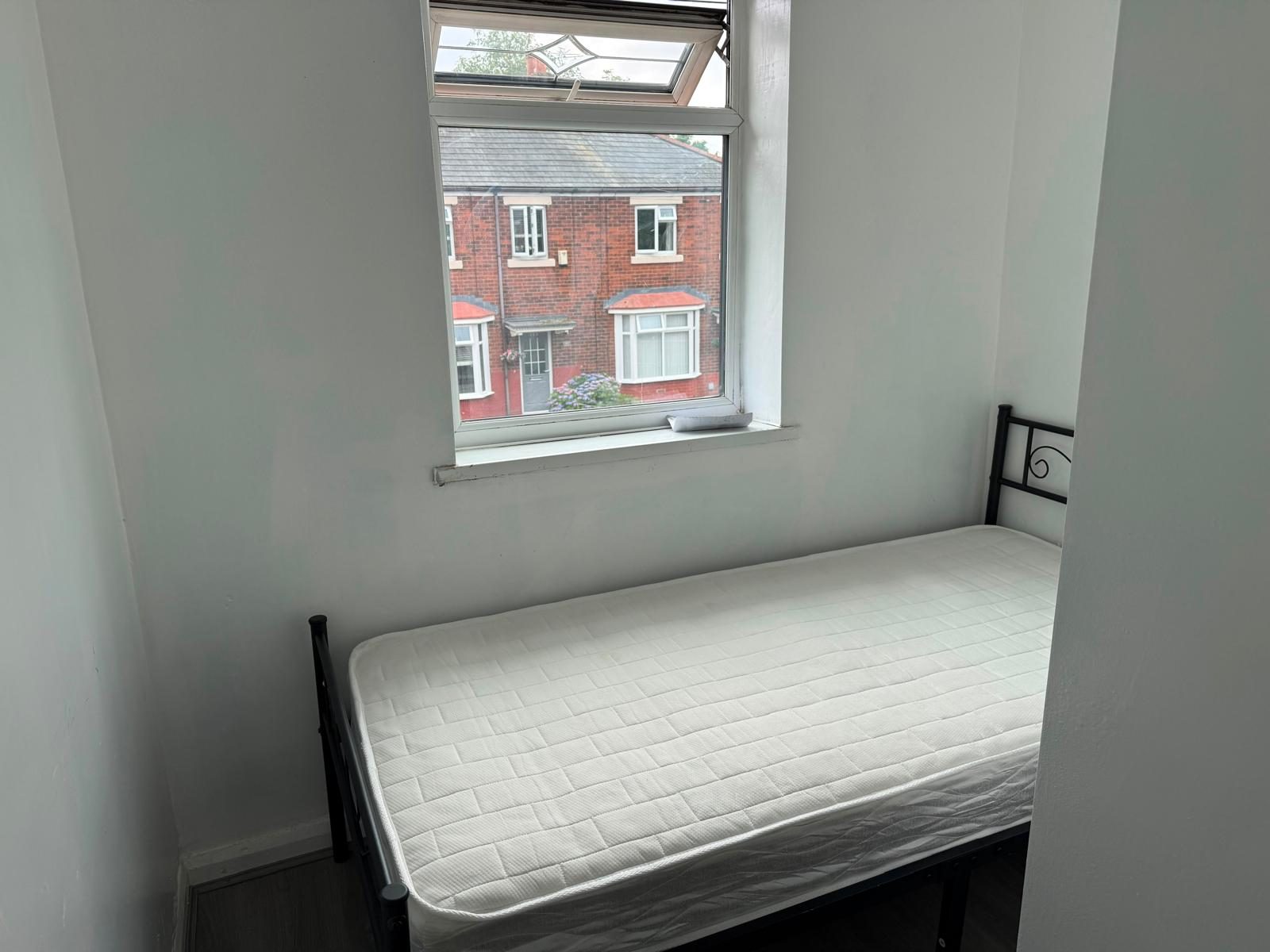 2 BEDROOM HOUSE, OLDHAM — photo 2 of 10
